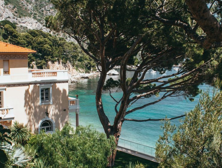 2-bed beachfront apartment in a small residence with direct access to the beach